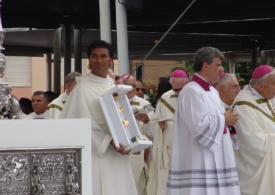 Padre Nunzio con la rosa d'oro donata dal Papa alla Madonna di Bonaria. (foto Serra - Lemme)