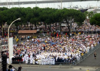 I fedeli nella piazza dei centomila. (foto Serra - Lemme)