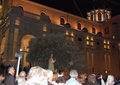 Alla presenza di S. Em. Card. Severino Poletto inaugurazione della nuova statua sulla colonna indicante l’approdo della Madonna. Inaugurazione ufficiale della nuova illuminazione esterna della Basilica. (foto Rita Marcia)